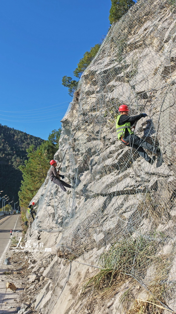 浙江仙居：公路边坡挂网保安全【2】