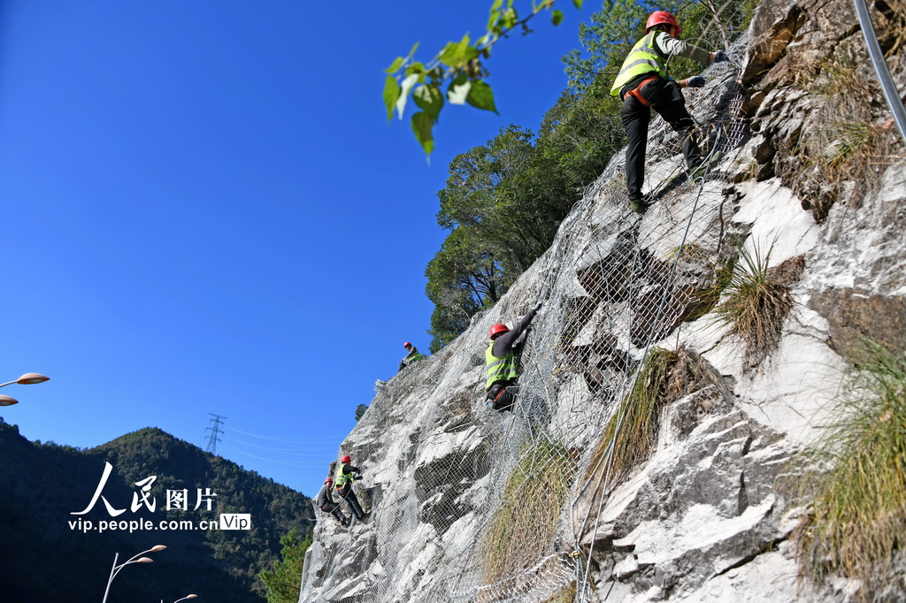 浙江仙居：公路边坡挂网保安全【3】