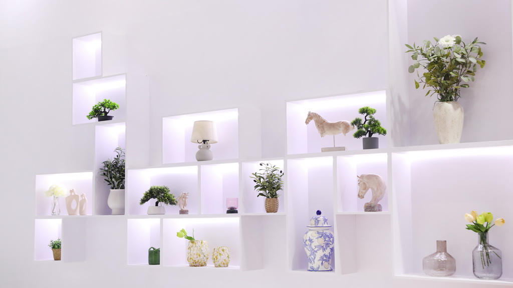 这是12月1日在“侨智汇”成果发布区拍摄的文创产品。