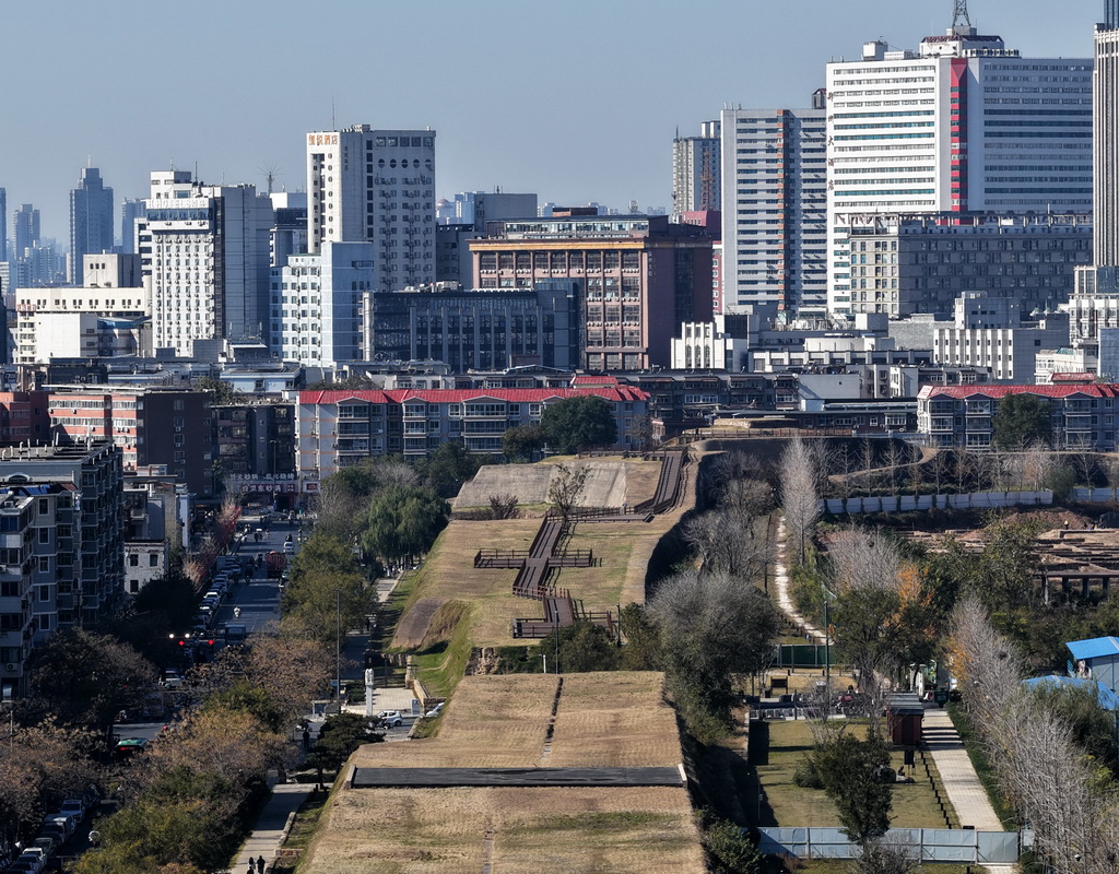 这是2025年11月21日拍摄的郑州商城西南城垣（无人机照片）。新华社记者 李嘉南 摄