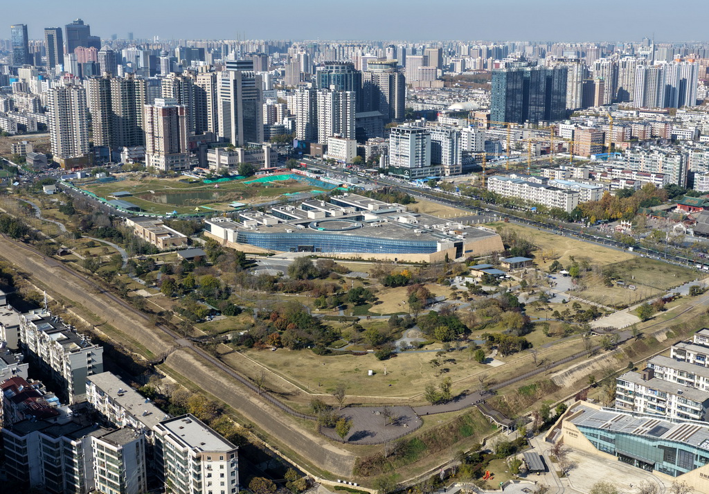 这是2025年11月21日拍摄的郑州商城国家考古遗址公园一隅（无人机照片）。新华社记者 李嘉南 摄