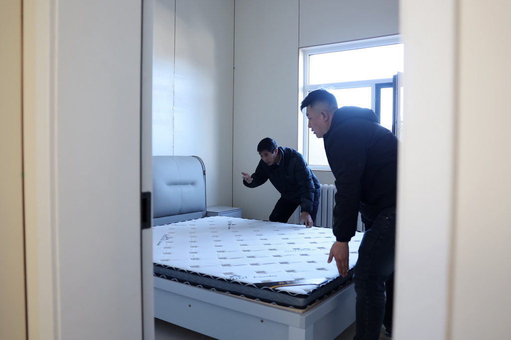 12月1日,在榆中县马坡乡旧庄沟村安置点,一户村民在搬家。