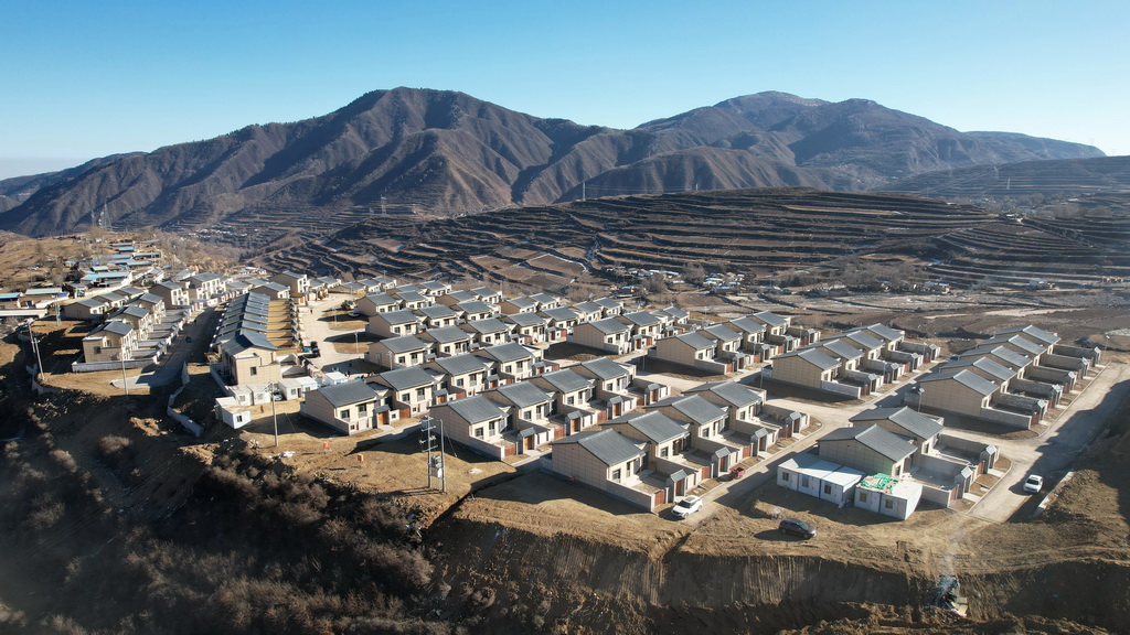 这是12月1日拍摄的榆中县马坡乡旧庄沟村安置点（无人机照片）。