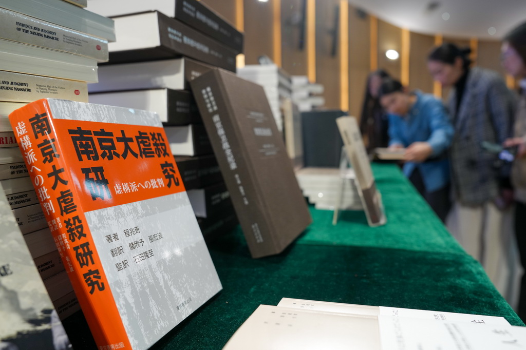 这是12月2日在活动现场拍摄的图书。新华社记者 李博 摄