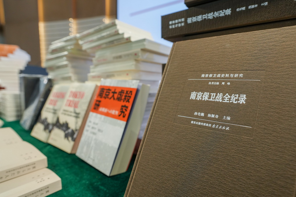 这是12月2日在活动现场拍摄的图书。新华社记者 李博 摄