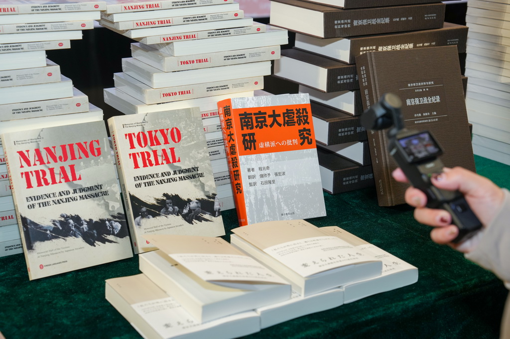 12月2日，记者在活动现场拍摄展示的图书。新华社记者 李博 摄