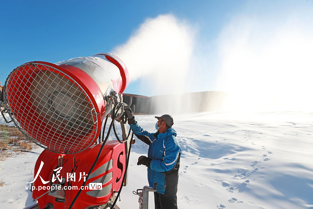 河北玉田：冰雪季加紧造雪迎游客【4】