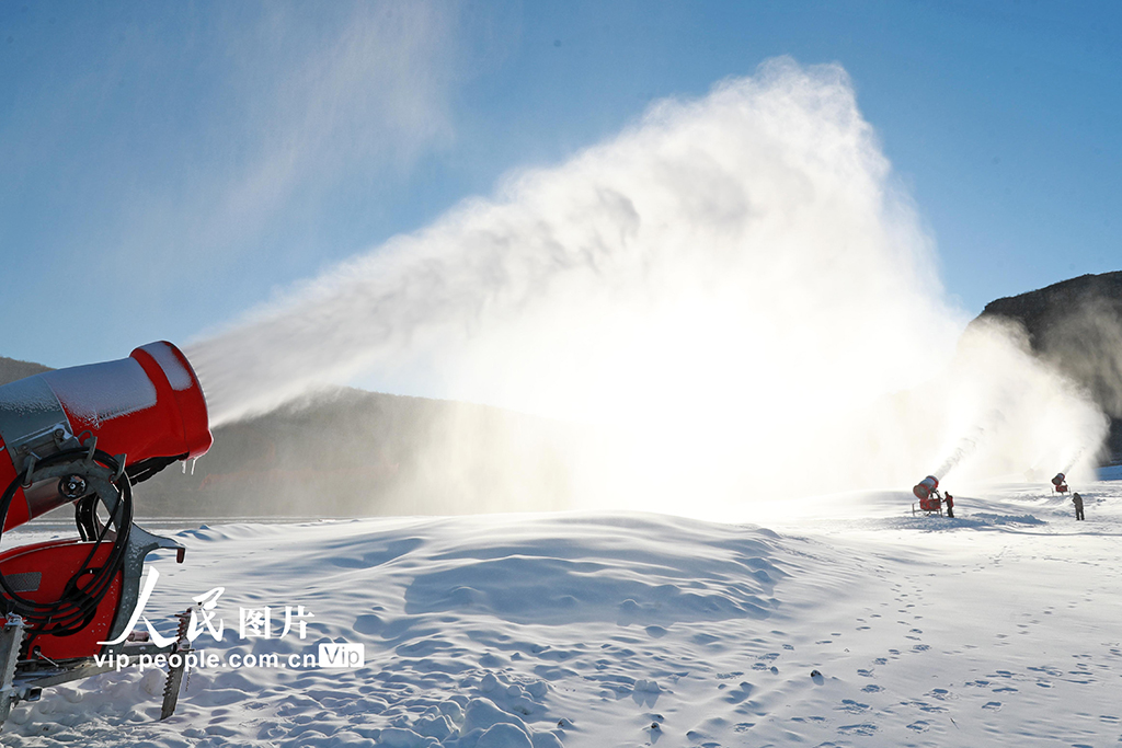 河北玉田：冰雪季加紧造雪迎游客【5】