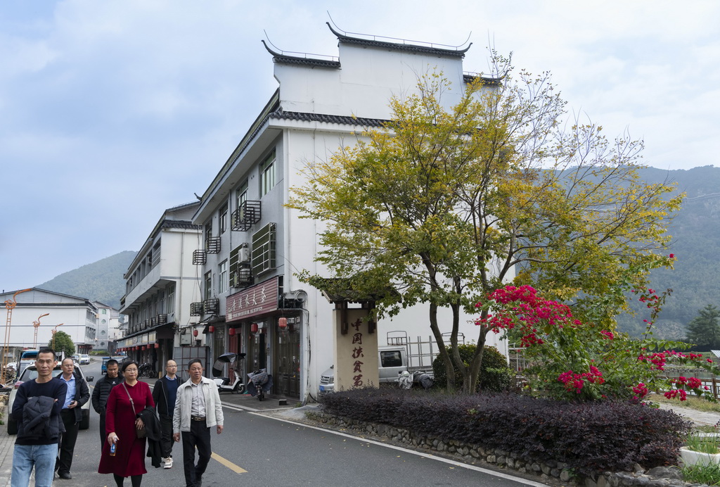 12月3日，旅游团队在赤溪村中参观游览。