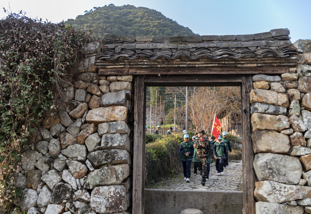 12月2日，中学生在赤溪村进行乡村研学。