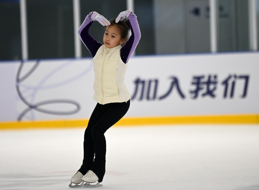 12月3日，小学员在冰上运动公益课上练习花样滑冰。
