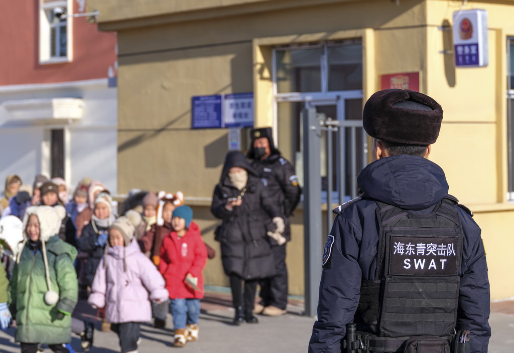 12月2日，在内蒙古呼伦贝尔市陈巴尔虎旗，“海东青”骑警队骑警在小学门口的护学岗执勤。新华社记者 马金瑞 摄
