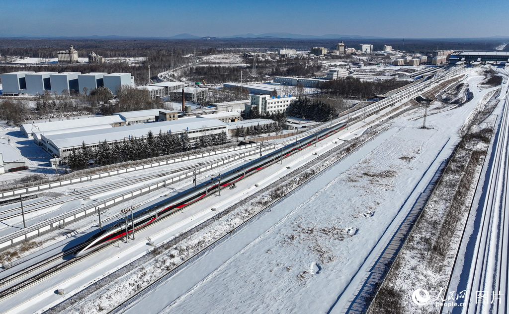 一列复兴号智能动车组列车从长白山西站驶出。