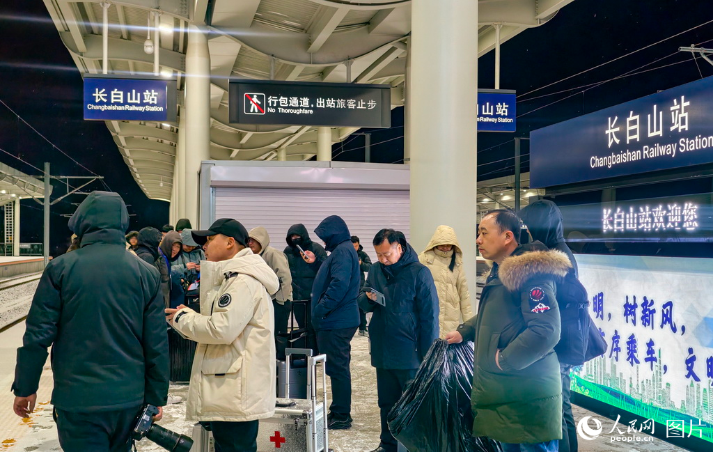 旅客在长白山站站台上候车。