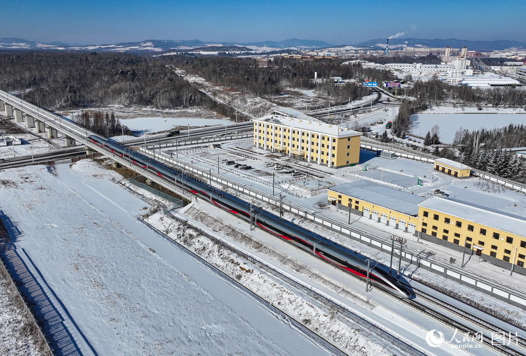 一列复兴号智能动车组列车行驶在沈白高铁长白山区段线路上。