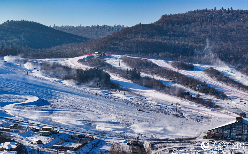 吉林省长白山华美胜地滑雪场雪道现场。