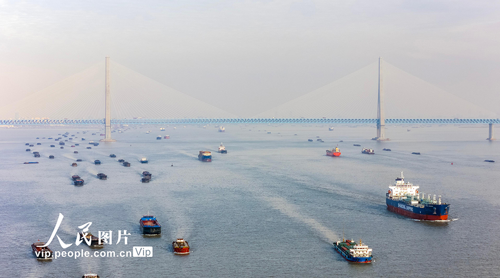 江苏南通：长江运输忙【3】