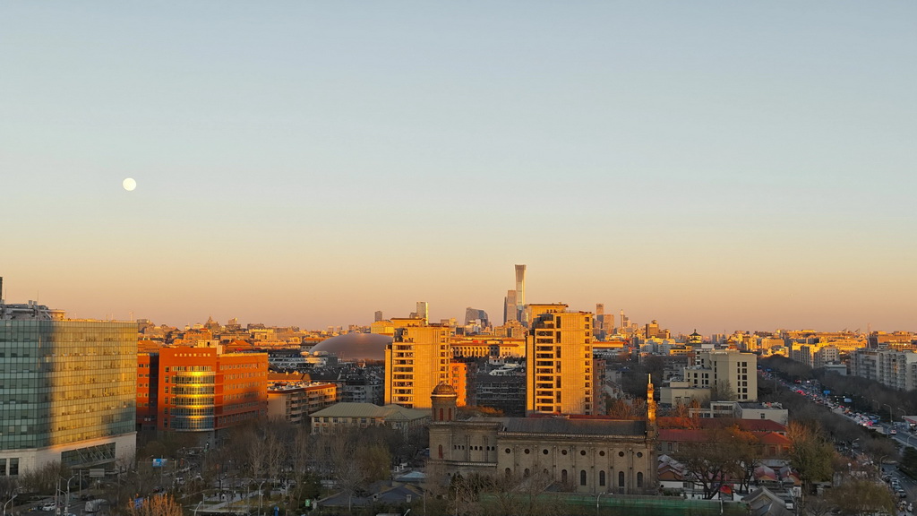 12月4日在北京宣武门附近拍摄的月亮。新华社记者 邢广利 摄