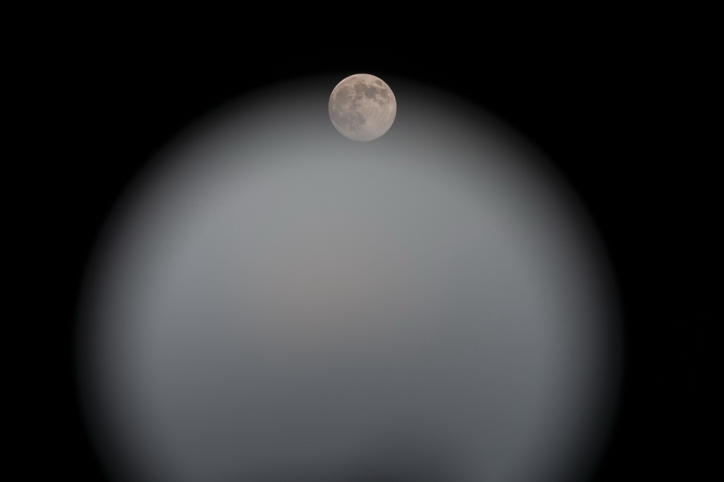 12月4日在黑龙江省哈尔滨市拍摄的月亮。新华社记者 张涛 摄