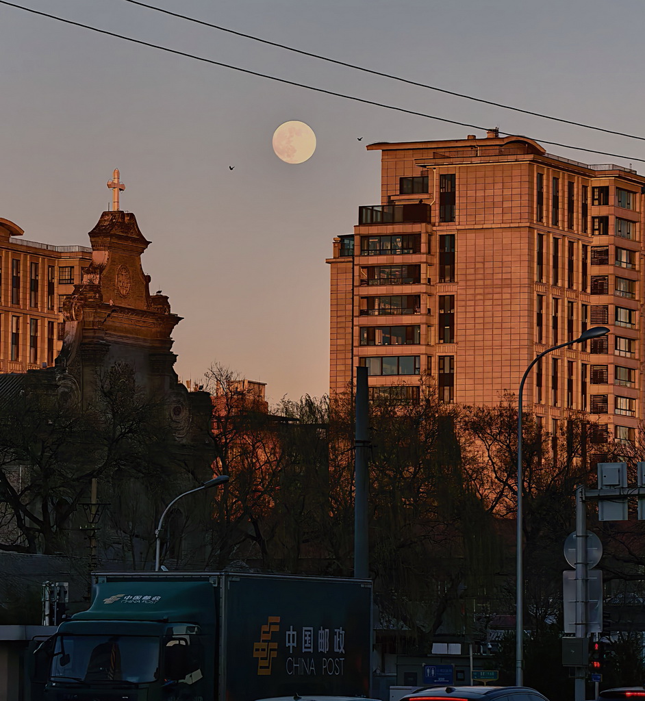 12月4日在北京宣武门附近拍摄的月亮（手机照片）。新华社记者 卢哲 摄