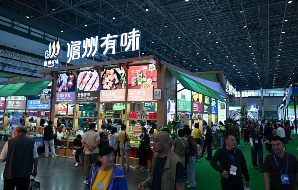 这是12月4日拍摄的海南冬交会现场。