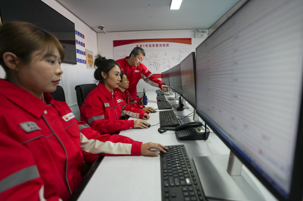 12月4日，在大庆古龙陆相页岩油国家级示范区古页1号站，中国石油大庆油田第九采油厂页岩油生产运行项目经理部技术员在查看站内油气处理设备运行参数。