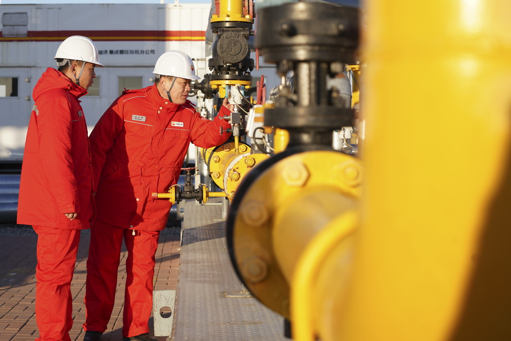 12月4日，在大庆古龙陆相页岩油国家级示范区古页1号站，中国石油大庆油田第九采油厂页岩油生产运行项目经理部生产操作员对站内油气处理设备开展巡检和维护保养工作。