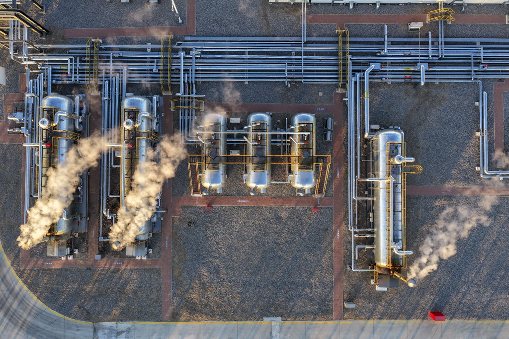 这是12月4日在黑龙江省大庆市杜尔伯特蒙古族自治县境内大庆古龙陆相页岩油国家级示范区拍摄的古页1号站（无人机照片）。