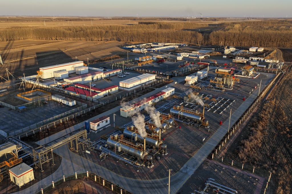 这是12月4日在黑龙江省大庆市杜尔伯特蒙古族自治县境内大庆古龙陆相页岩油国家级示范区拍摄的古页1号站（无人机照片）。