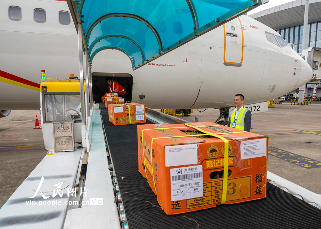 海南:海口美兰机场进境水果指定监管场地首单业务落地【3】