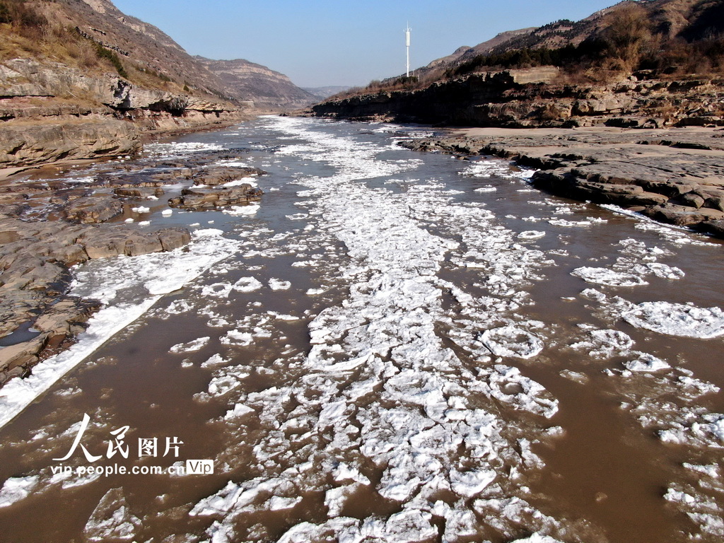 2025年12月5日,在位于晋陕交界的黄河壶口瀑布下游十里龙槽拍摄的流凌景观。