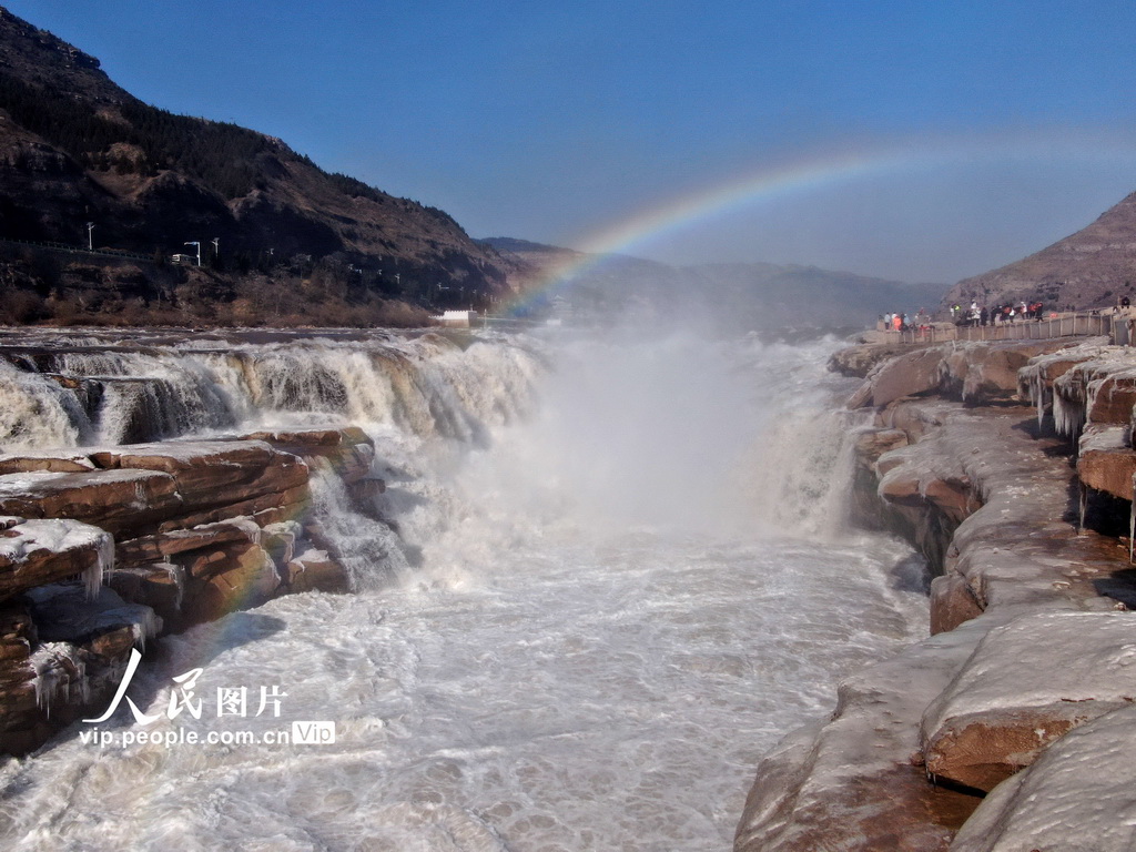 2025年12月6日,在位于晋陕交界的黄河壶口瀑布拍摄的冰挂彩虹景观。
