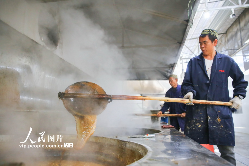 2025年12月6日,湖南省邵阳市隆回县山界回族乡老屋村,工人用传统古法技艺熬制红糖。
