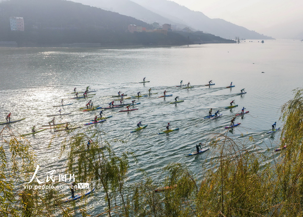 湖北秭归：桨板竞技 燃动三峡【2】