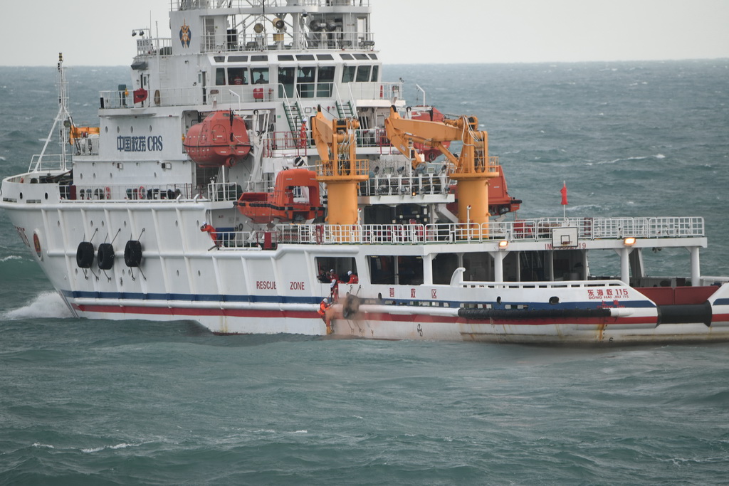 12月6日，东海救助局“东海救115”轮人员在开展运输船舶人员落水救援演练。