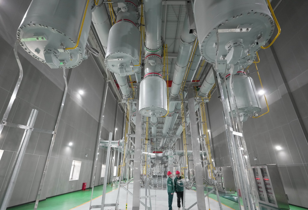 12月6日,在雄安500千伏超高压变电站投运前,工人进行巡检。