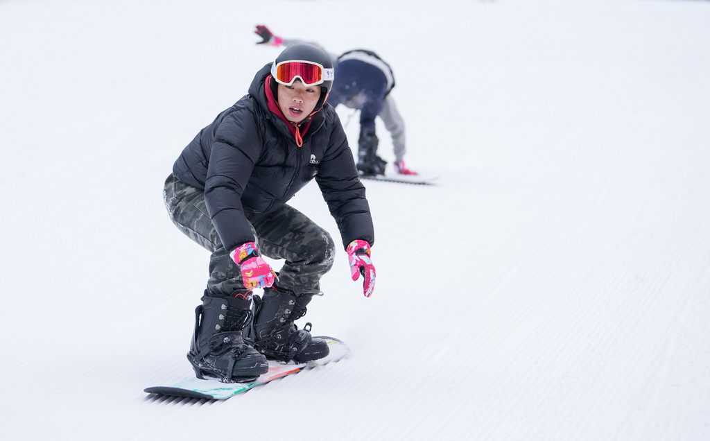 12月8日，游客在阿坝州汶川县羌人谷滑雪场滑雪。