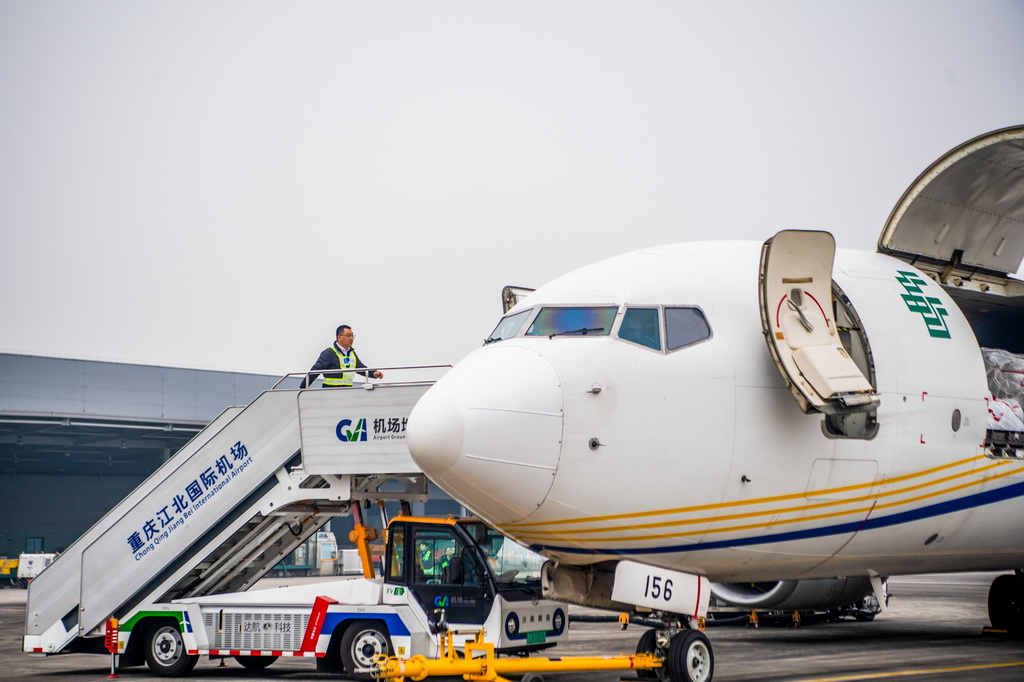 12月9日,中国邮政“重庆至仰光”国际货邮航线飞机在重庆江北国际机场等待执行首飞任务。
