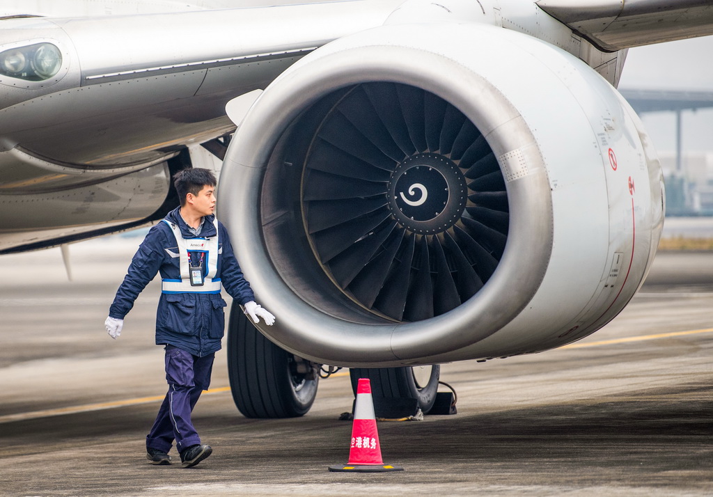 12月9日，工作人员进行中国邮政“重庆至仰光”国际货邮航线首航货机起飞前的准备工作。