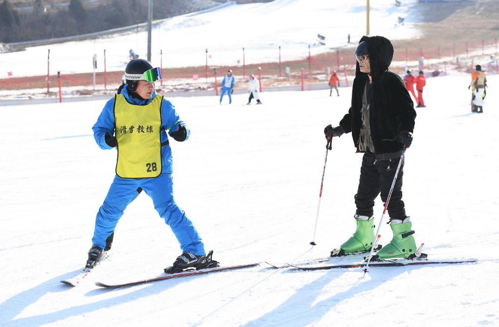 12月9日，市民在北京渔阳国际滑雪场学习滑雪。