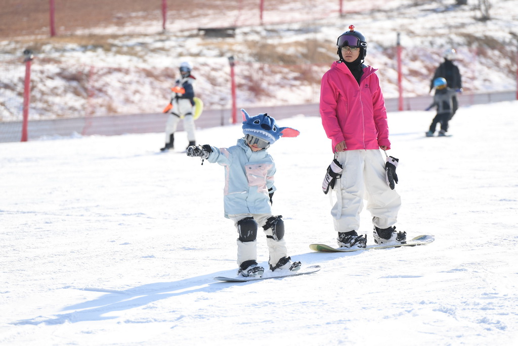 12月9日，市民在北京渔阳国际滑雪场滑雪。
