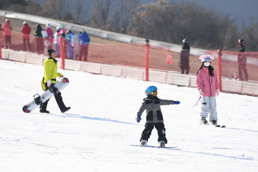 12月9日，市民在北京渔阳国际滑雪场滑雪。