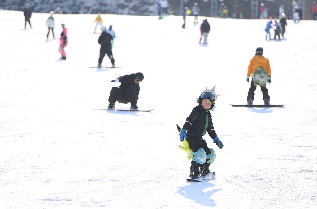 12月9日，市民在北京渔阳国际滑雪场滑雪。