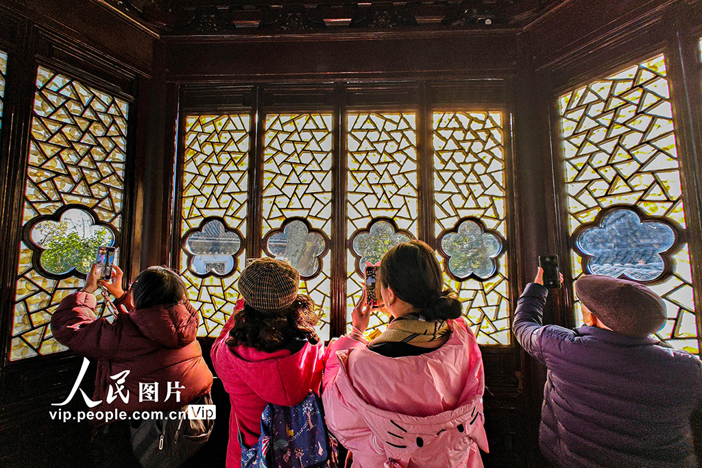 江苏苏州：拙政园宜两亭重新对外开放 游客大排长队争相打卡【3】