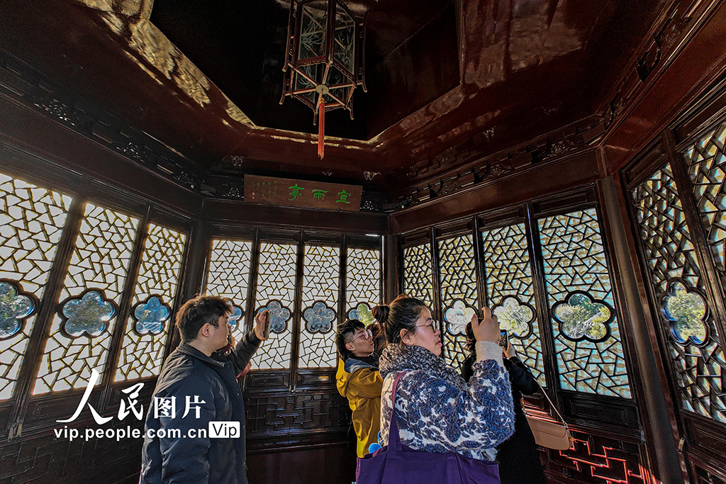 江苏苏州：拙政园宜两亭重新对外开放 游客大排长队争相打卡【4】