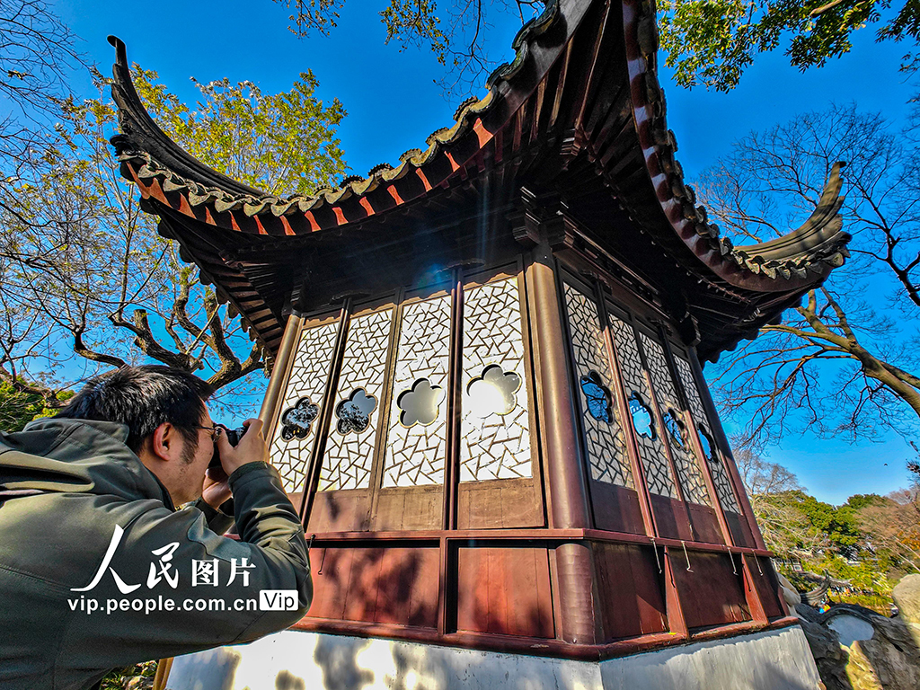 江苏苏州：拙政园宜两亭重新对外开放 游客大排长队争相打卡【2】