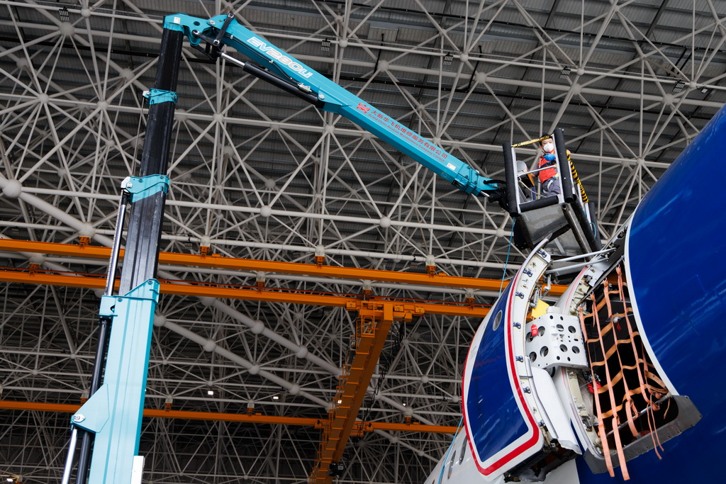 12月9日，工作人员在海南自贸港一站式飞机维修产业基地维修飞机。