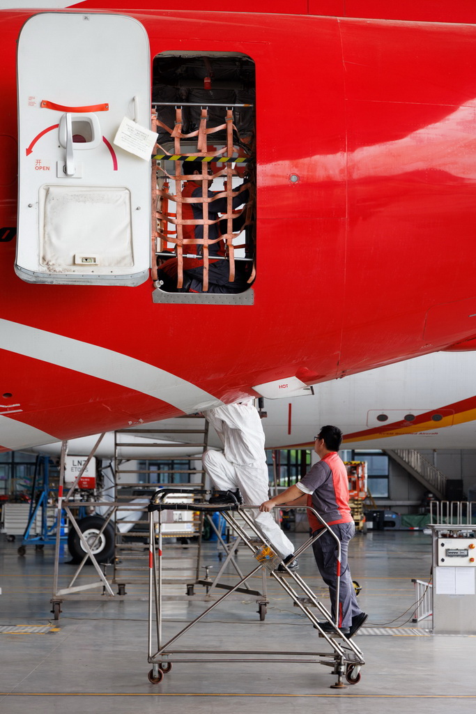 12月9日,工作人员在海南自贸港一站式飞机维修产业基地维修飞机。