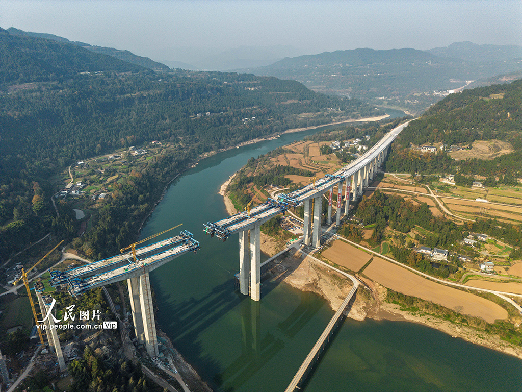 四川通江：镇广高速东山通江河特大桥建设加速【5】