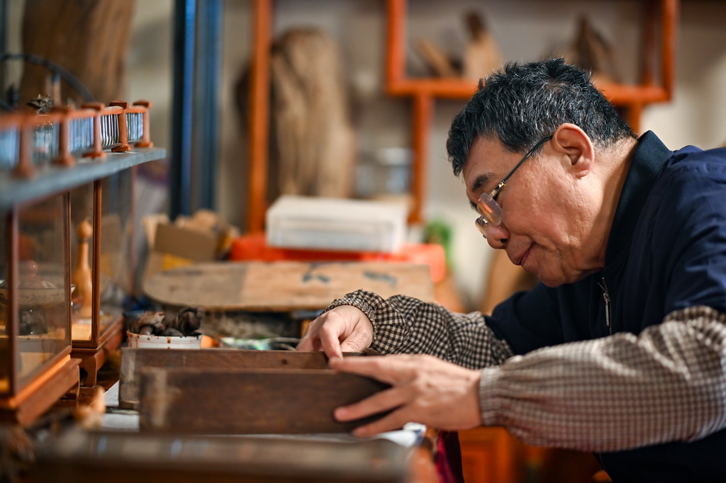 12月9日，商户在修理木制小家具。新华社记者 张铖 摄